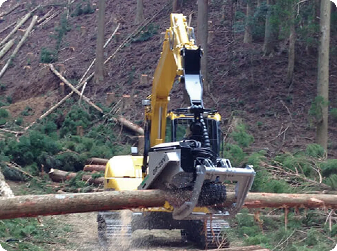 高性能林業機械プロセッサのパフォーマンス写真