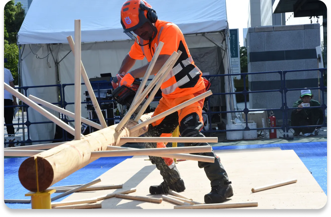 迫力満点なチェンソーパフォーマンス体験写真